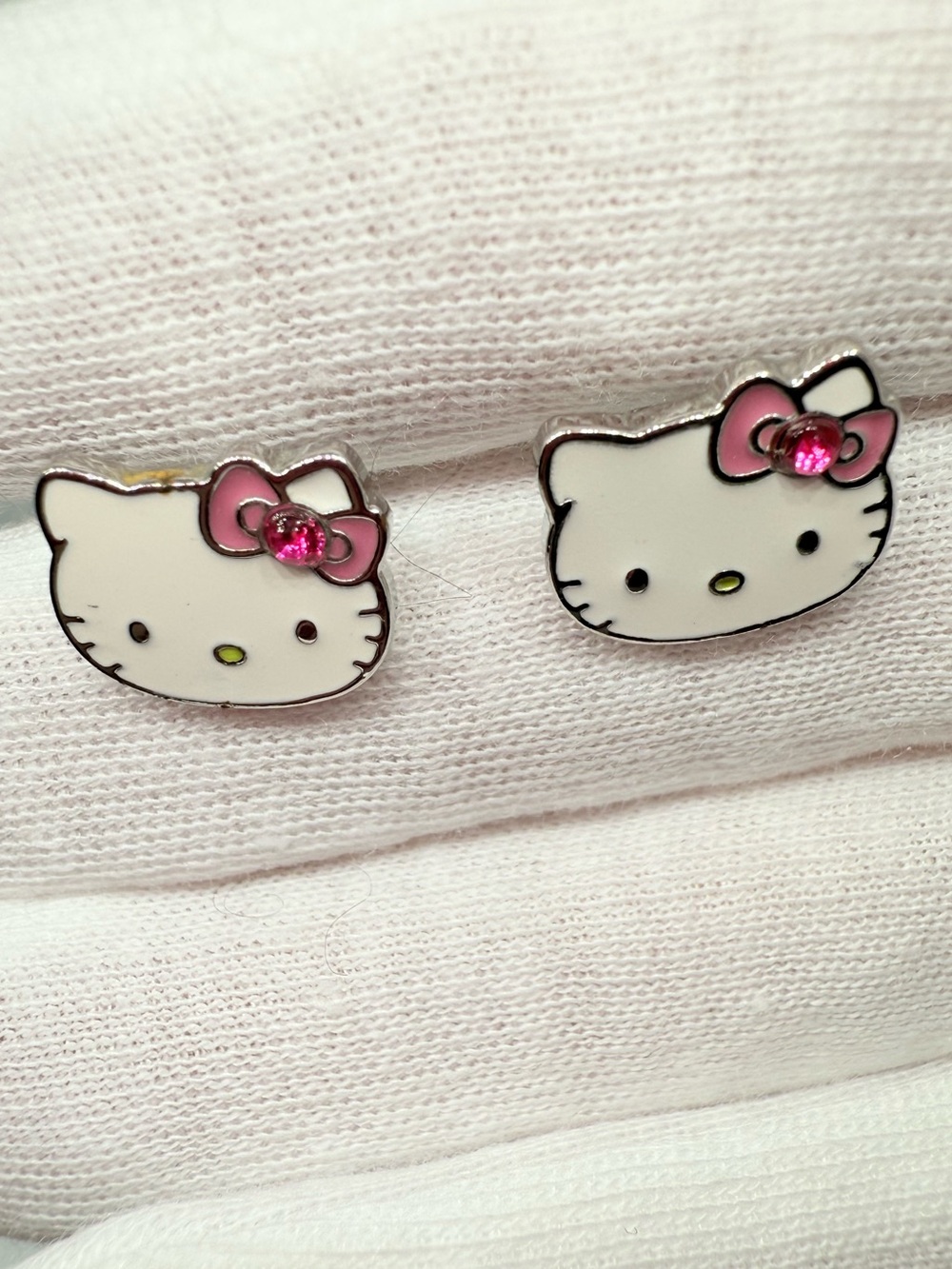 Hello Kitty White Face Pink Bow Kids Stud Earrings! - Picture 5 of 7